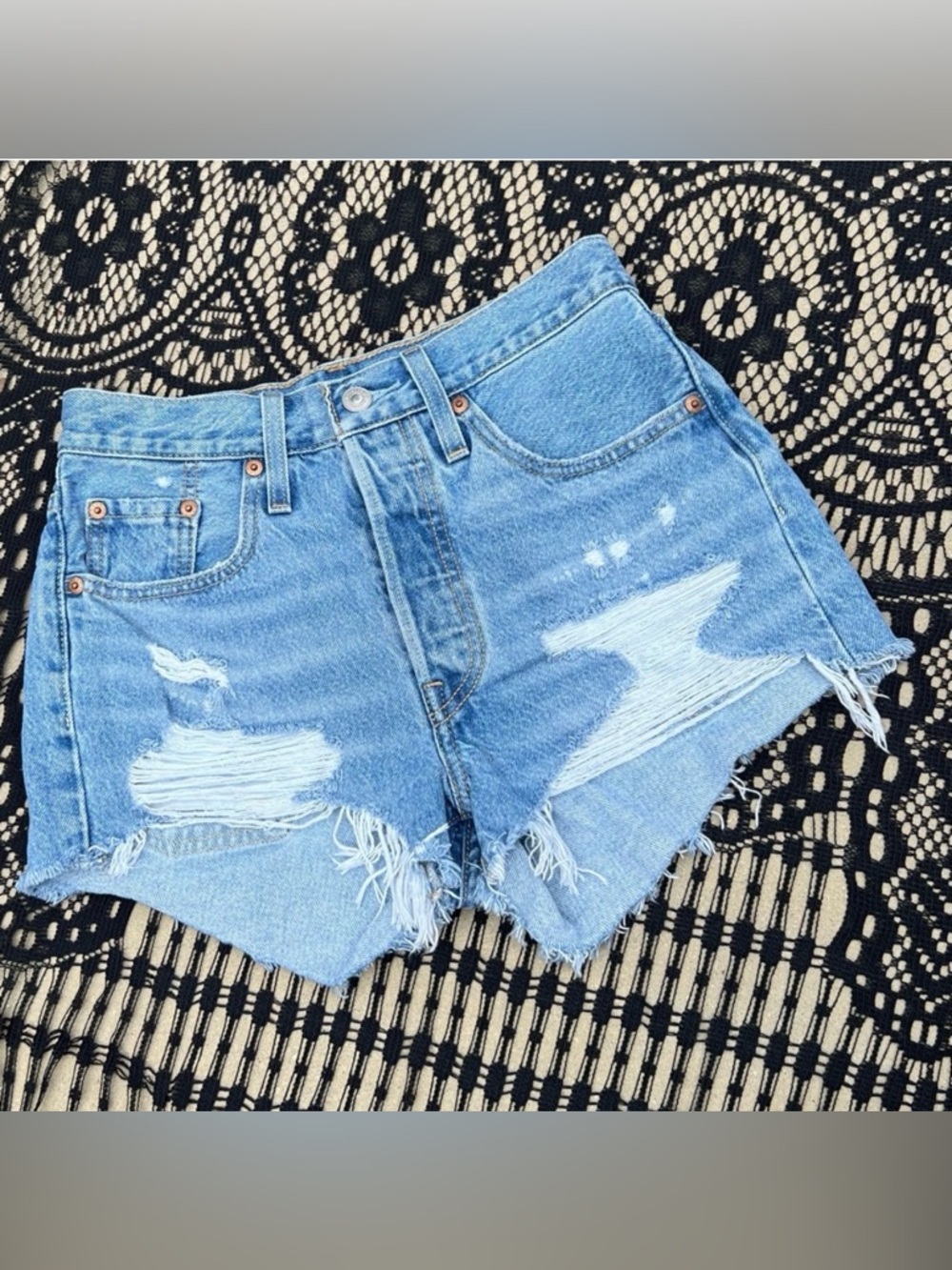 NWOT Levi’s 501 Light Wash High Rise Button Fly Distressed Denim Shorts 24 Y2K